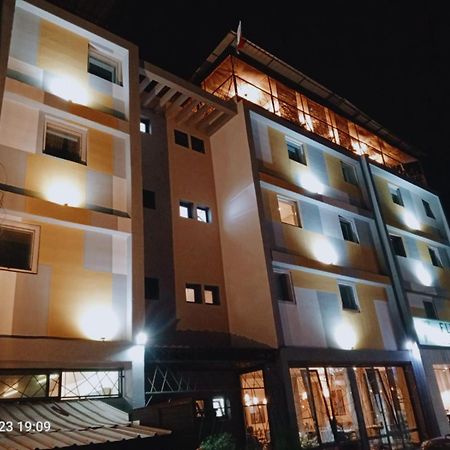 Fly Inn Madagascar Hotel - Navette Gratuite H24 - A 300M De L'Aeroport International Ivato-Antananarivo Ivato  Exteriér fotografie
